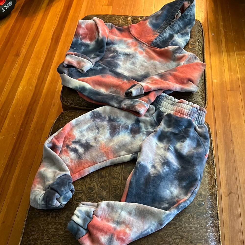 Lola the boys Tie Dye hoodie jogger set size 6 but fits like a 5